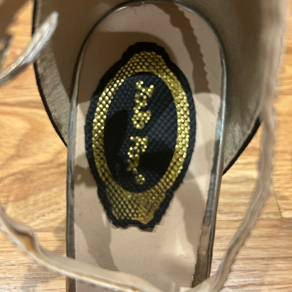 Jojo Fox Vintage Inspired Gold Embellished Heels 👠 - Picture 8 of 12